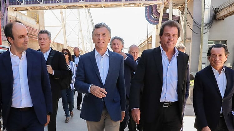 Macri, cuando visitó la planta de Vicentin en Timbúes. A su izquierda, Sergio Nardelli, el hombre fuerte de la empresa 