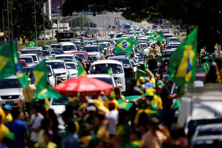Una caravana en apoyo a Bolsonaro en Brasilia, este domingo 