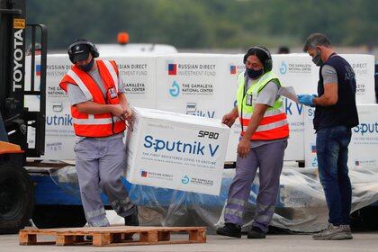 Un cargamento de vacunas Sputnik V arriban a Ezeiza, Buenos Aires, Argentina, para ser aplicadas en el país (REUTERS/Agustin Marcarian)