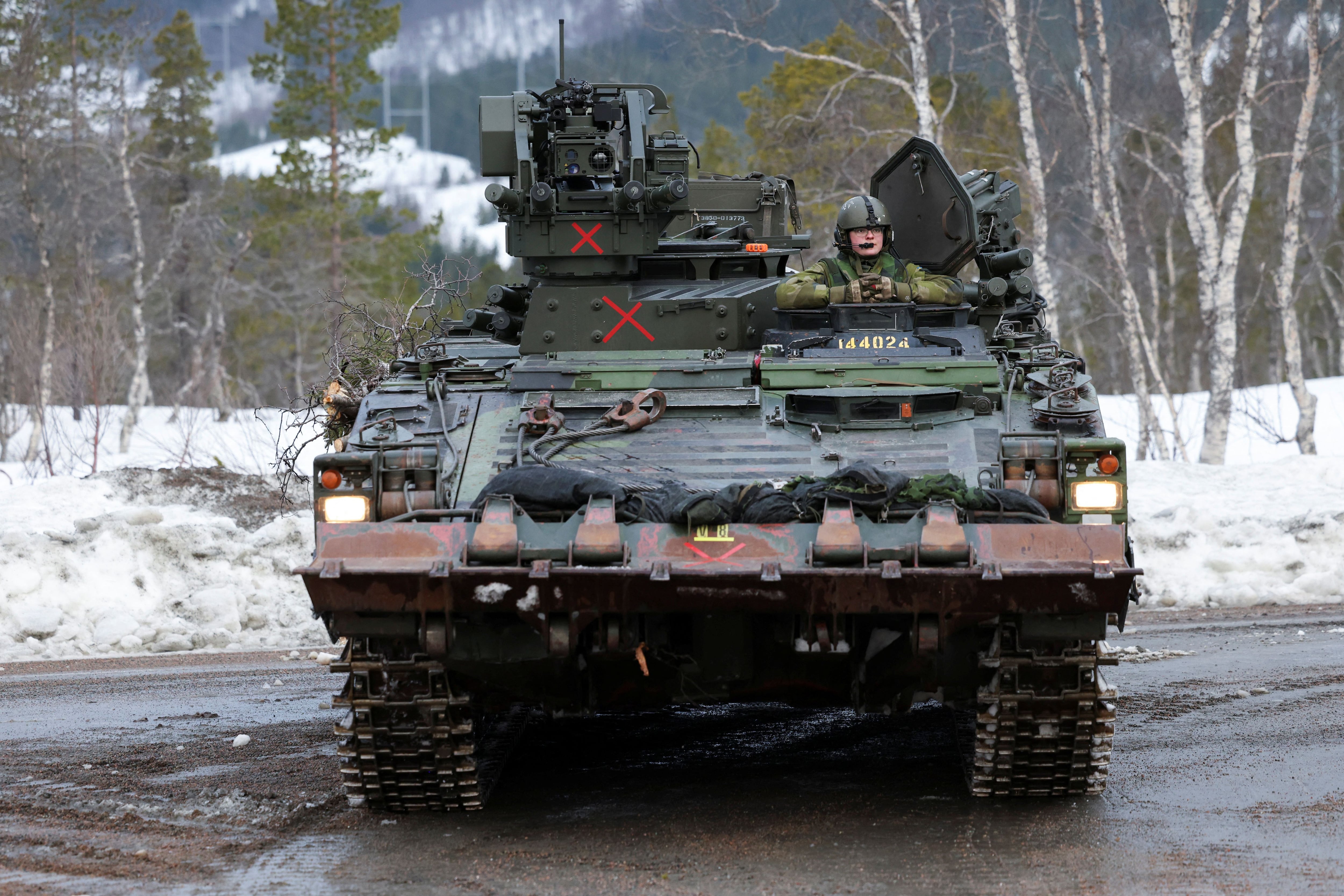 Un soldado sueco toma parte de los ejercicios "Cold Response 2022", junto a 30.000 tropas de la OTAN y militares de Finlandia y Suecia en Evenes, Noruega (Marzo 22, 2022. REUTERS/Yves Herman)