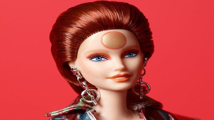 Barbie homenajeó al artista pop caracterizándose de su primer alter ego, Ziggy Stardust (Foto: Mattel)