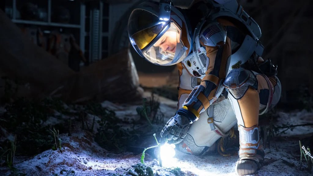 El actor Matt Damon interpretando a un astronauta que logró cultivar en Marte