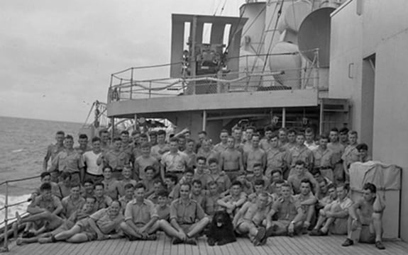 Gander y los Royal Rifles de Canadá a bordo del H.M.C.S. Prince Robert rumbo a Hong Kong, 15 de noviembre de 1941. (Library and Archives Canada)