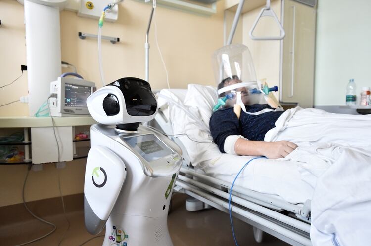 Un hombre atención médica con la ayuda de un robot en el hospital Circolo, en Varese, Italia (REUTERS/Flavio Lo Scalzo)