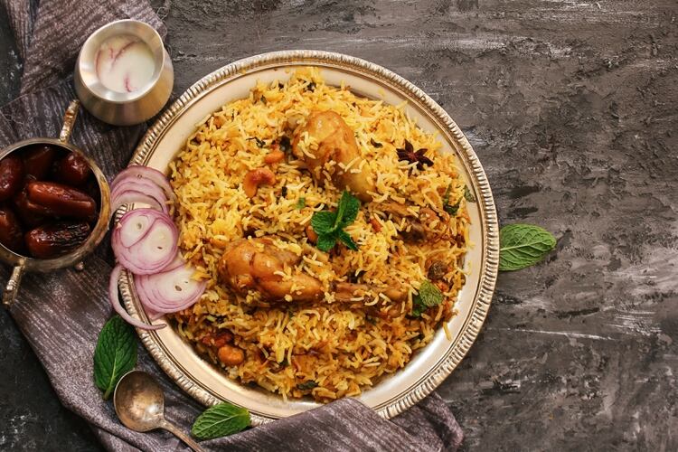 El al kabsa es un delicioso plato tradicional de pollo y arroz de Arabia Saudita que se prepara con pasas, almendras, pistachos y piñones (Shutterstock)