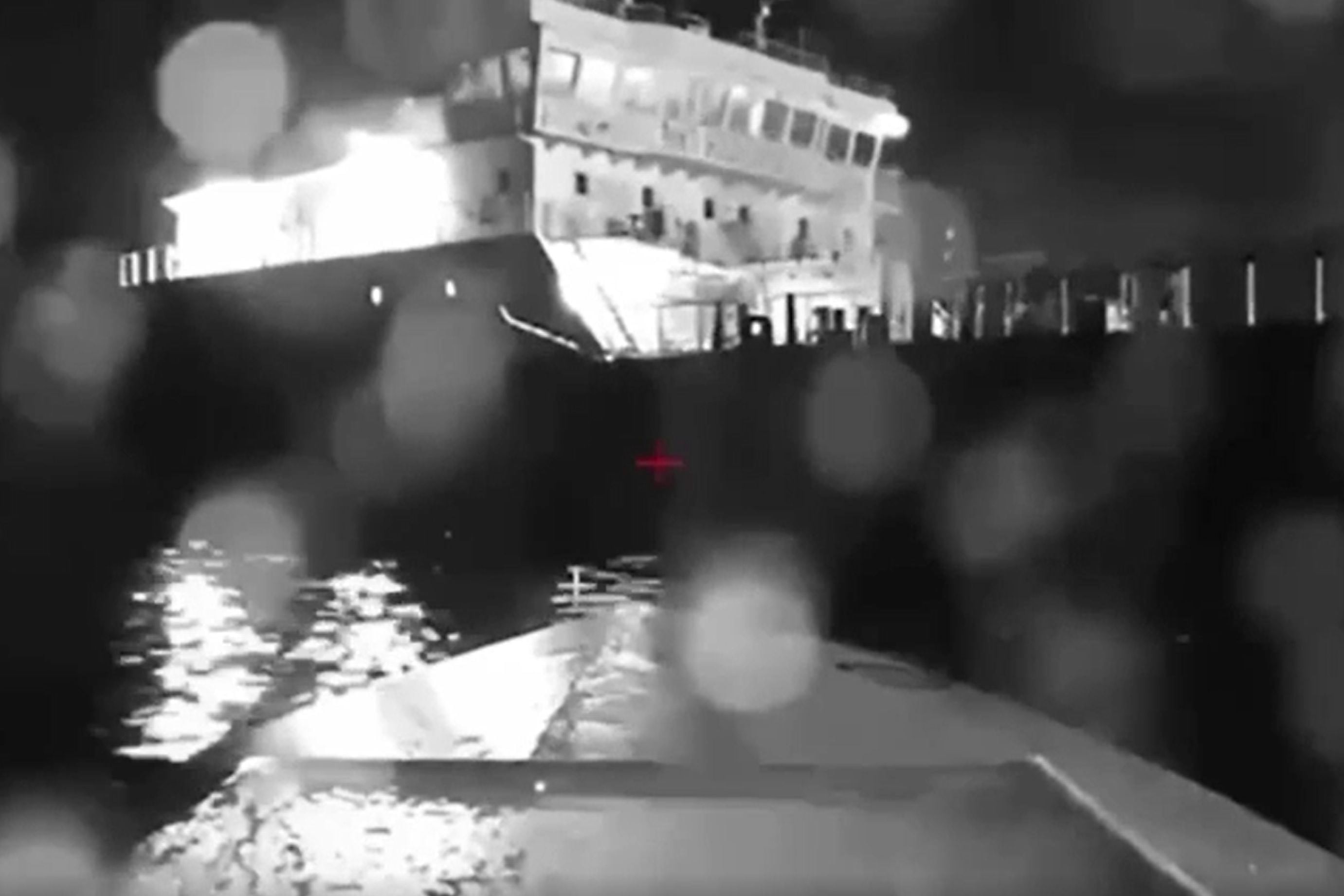 Imagen tomada de un video en el que se ve a un dron marino ucraniano cuando se acerca para impactar contra un buque cisterna ruso en el mar Negro. (AP)