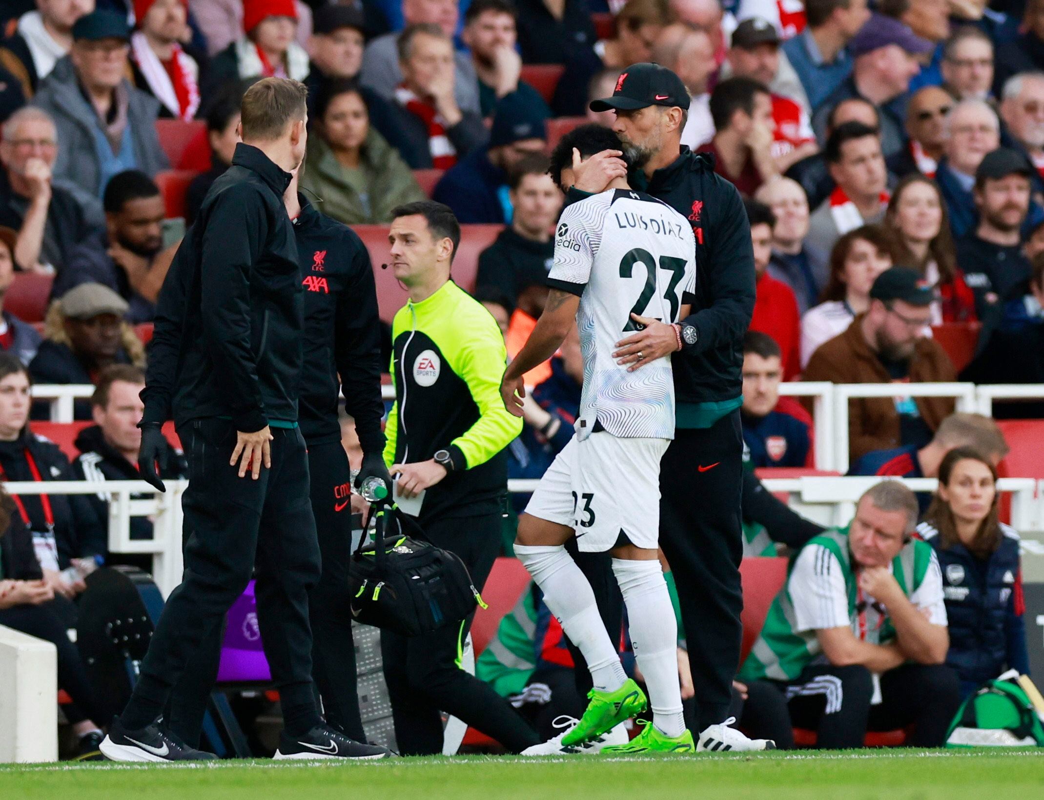 Jürgen Klopp, técnico de Liverpool, con Luis Díaz al momento que se retiró del campo por su lesión de rodilla. Reuters/Peter Cziborra