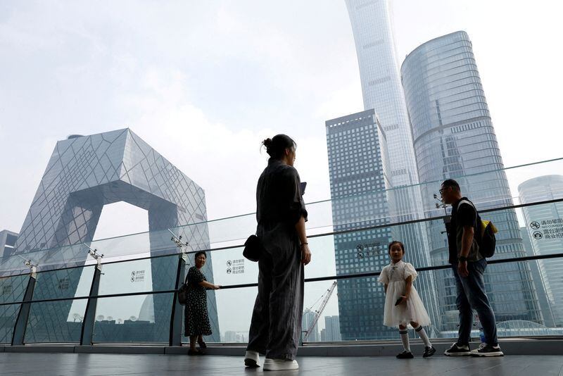 Personas paradas en un centro comercial cerca de la sede de CCTV y el rascacielos China Zun, en el distrito central de negocios (CBD) de Beijing, China, el 7 de septiembre de 2023. REUTERS/Tingshu Wang/Archivo