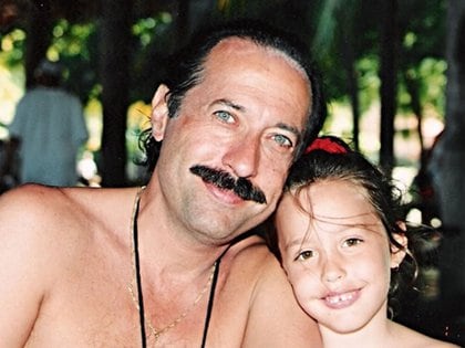Yoyi con su papá, Guillermo Francella, cuando era una niña