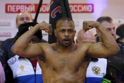 Roy Jones Jr, de 51 años, durante la ceremonia de pesaje previa a la pelea frente a Enzo Maccarinelli, en Moscú, Rusia, en diciembre de 2015 (Reuters)