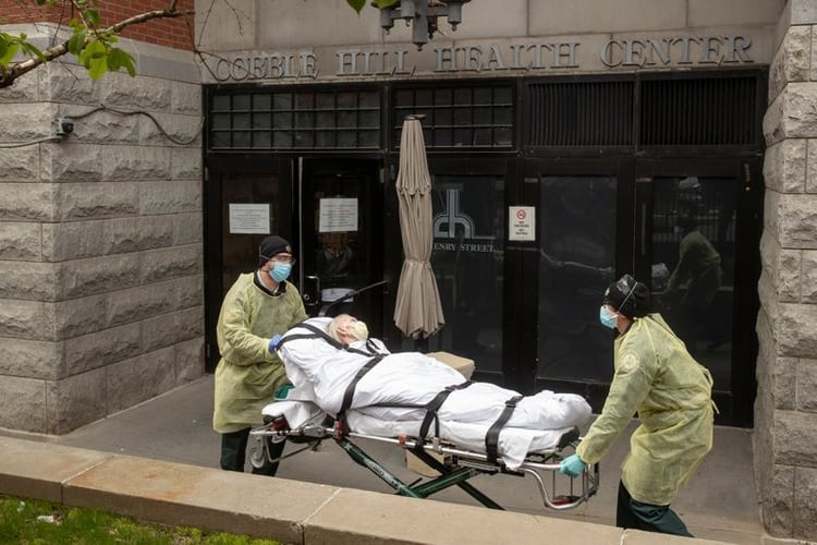 Personal de emegencias retiran a un hombre en camilla de un hogar de ancianosen medio del brote de coronavirus, en Nueva York, EEUU, Abril 17, 2020. REUTERS/Lucas Jackson