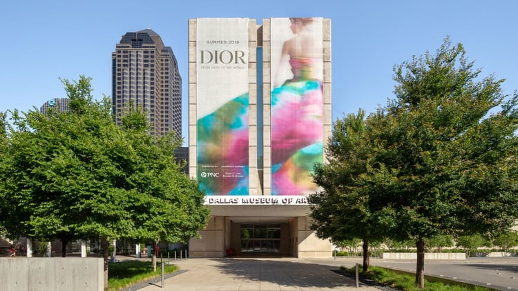 La fachada del Dalla Museum of Art con el banner de “Dior, from Paris to the World” (James Florio)
