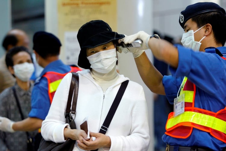 Una pasajera es revisada en una estación de tren Guangzhou durante la epidemia del SARS, en abril de 2003 (Reuters/archivo)
