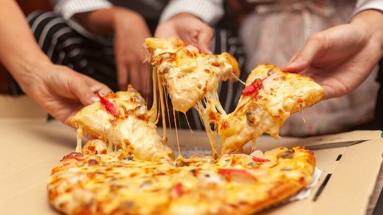 El atracón son los continuos episodios de comer en los que se ingiere una gran cantidad de alimentos (Shutterstock)
