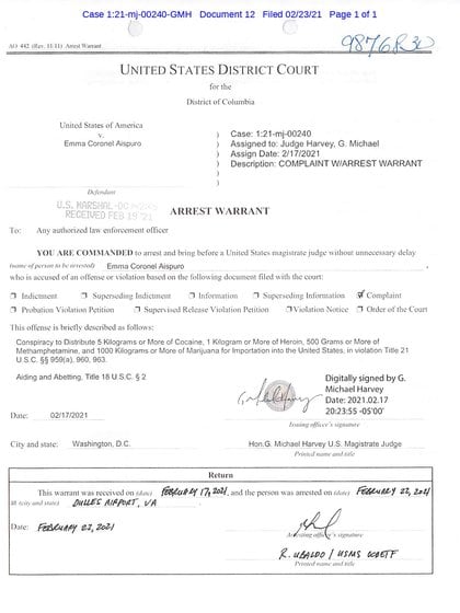 La orden de arresto contra Emma Coronel fue firmada cinco días antes de que ella llegara al aeropuerto de Dulles (Foto: Court of District Columbia)