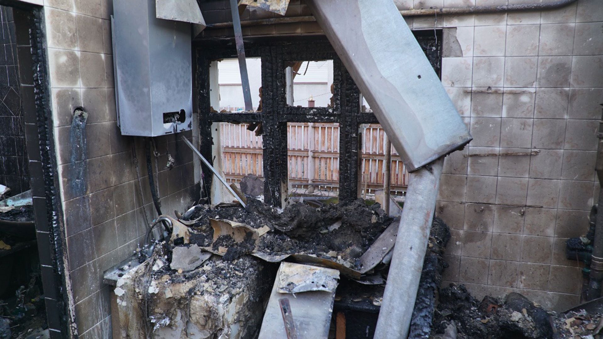 Infobae-in-Kiev-so Una casa bruciata rimane dentro mentre continuano i bombardamenti su Kiev