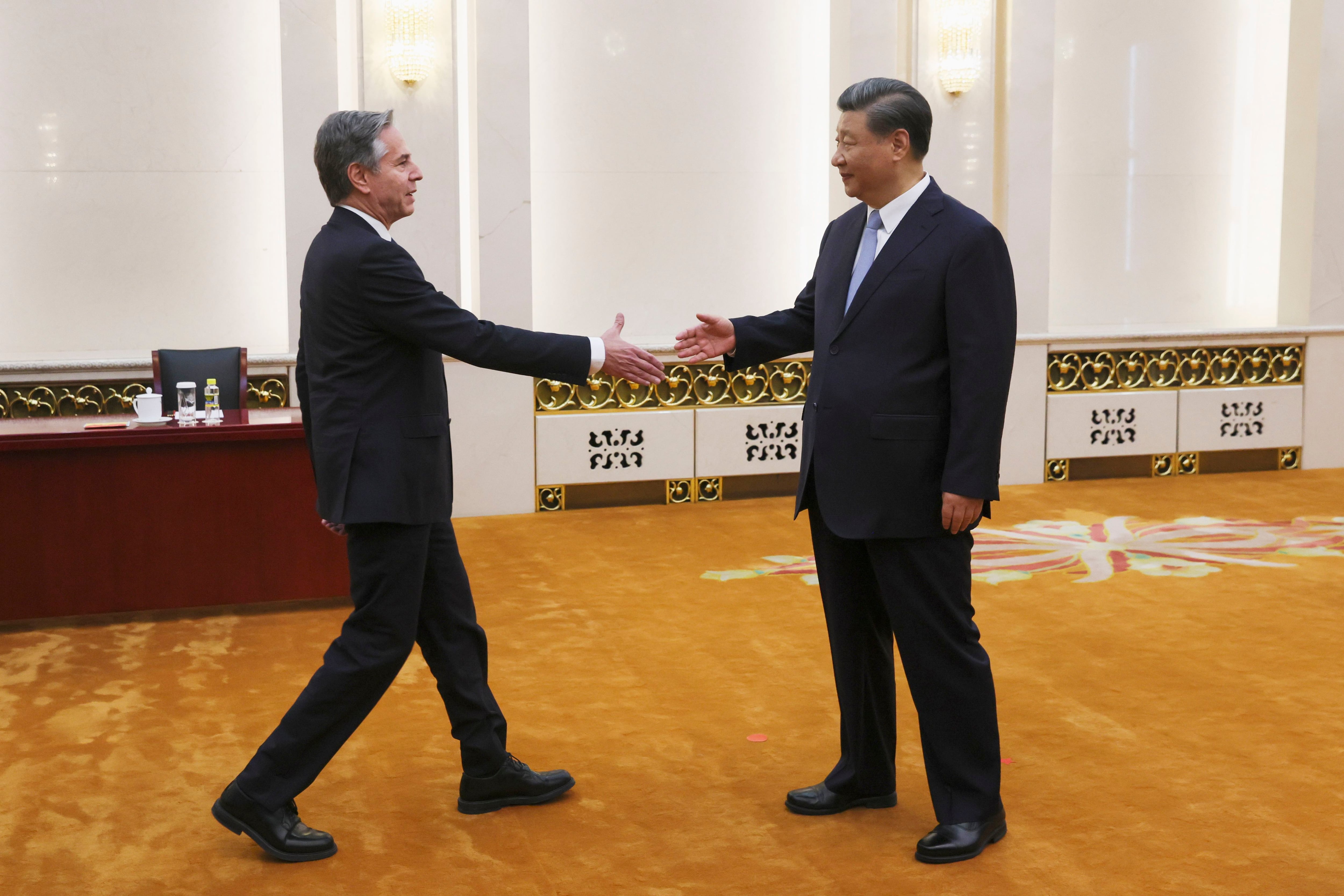 El secretario de Estado estadounidense, Antony Blinken, saluda al presidente de China, Xi Jinping, antes de conversaciones en el Gran Salón del Pueblo, junio de 2023, en Beijing, China. (AP)