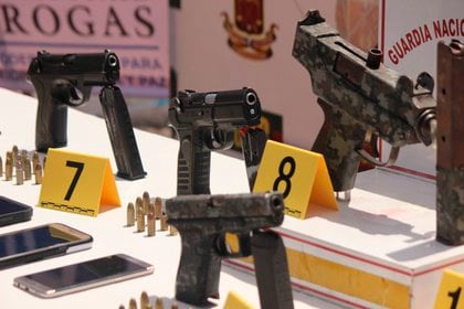 Fotografía de armas incautadas en un operativo antidrogas (FOTO: EFE/ Johnny Parra)