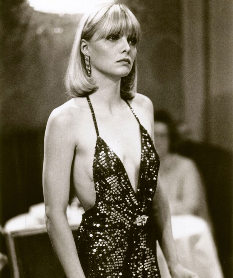 El look de Michelle que se puso en la piel de Elvira Hancook en la película “Sarface” filmada en 1983. Su vestimenta fue un ícono en el filme