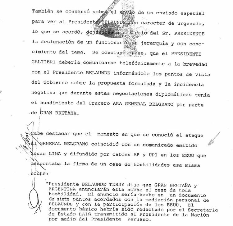 Vista parcial del Informe de los comandantes en jefe de las FF.AA. en el momento que tratan la propuesta del presidente Belaúnde Terry el 2 de mayo de 1982.
