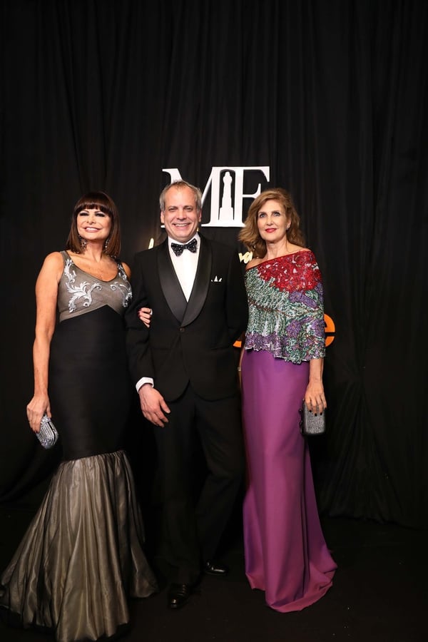 El diseñador Francisco Ayala, con dos de sus musas que lucieron sus vestidos Lucía Miranda y Susana Milano. Milano sumó una casaca Swaroski