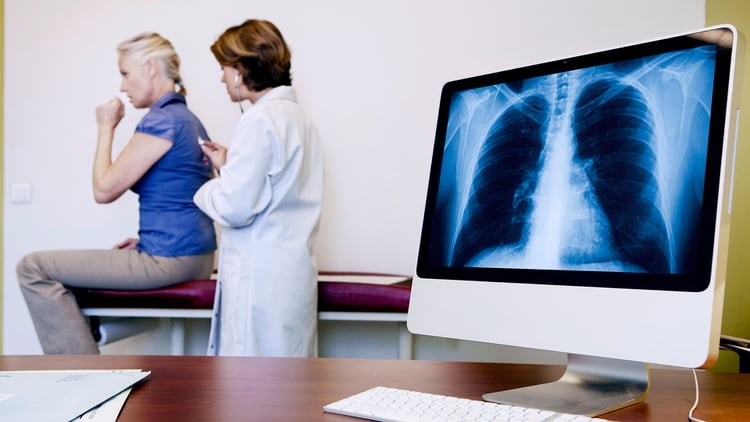 La enfermedad no sólo afecta al aparato respiratorio, tiene también manifestaciones cardiovasculares (Shutterstock)
