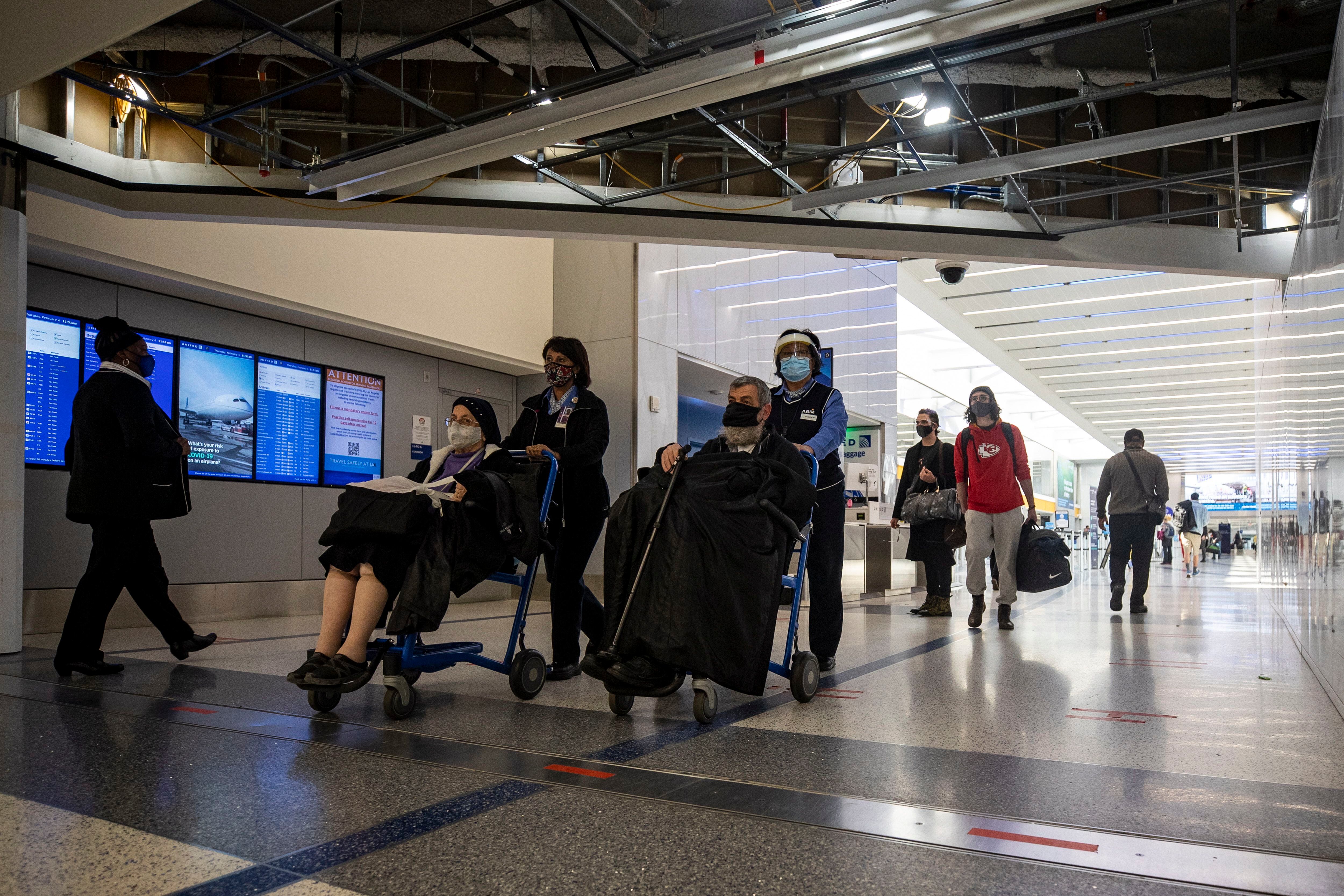 Vista de pasajeros que llegan al Aeropuerto Internacional de Los Ángeles, en una fotografía de archivo (EFE/Etienne Laurent)