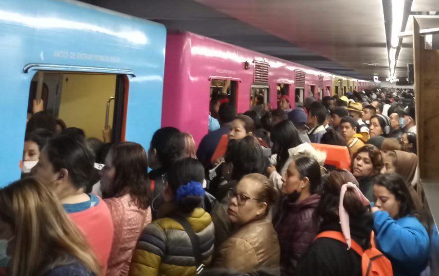 La línea 9 comenzó su servicio con retrasos y aglomeraciones de usuarios (Twitter / @guiametromx)