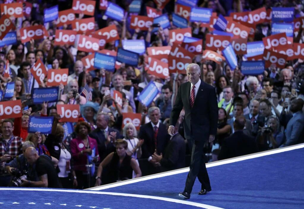 El vicepresidente Joe Biden camina sobre el escenario (AP)