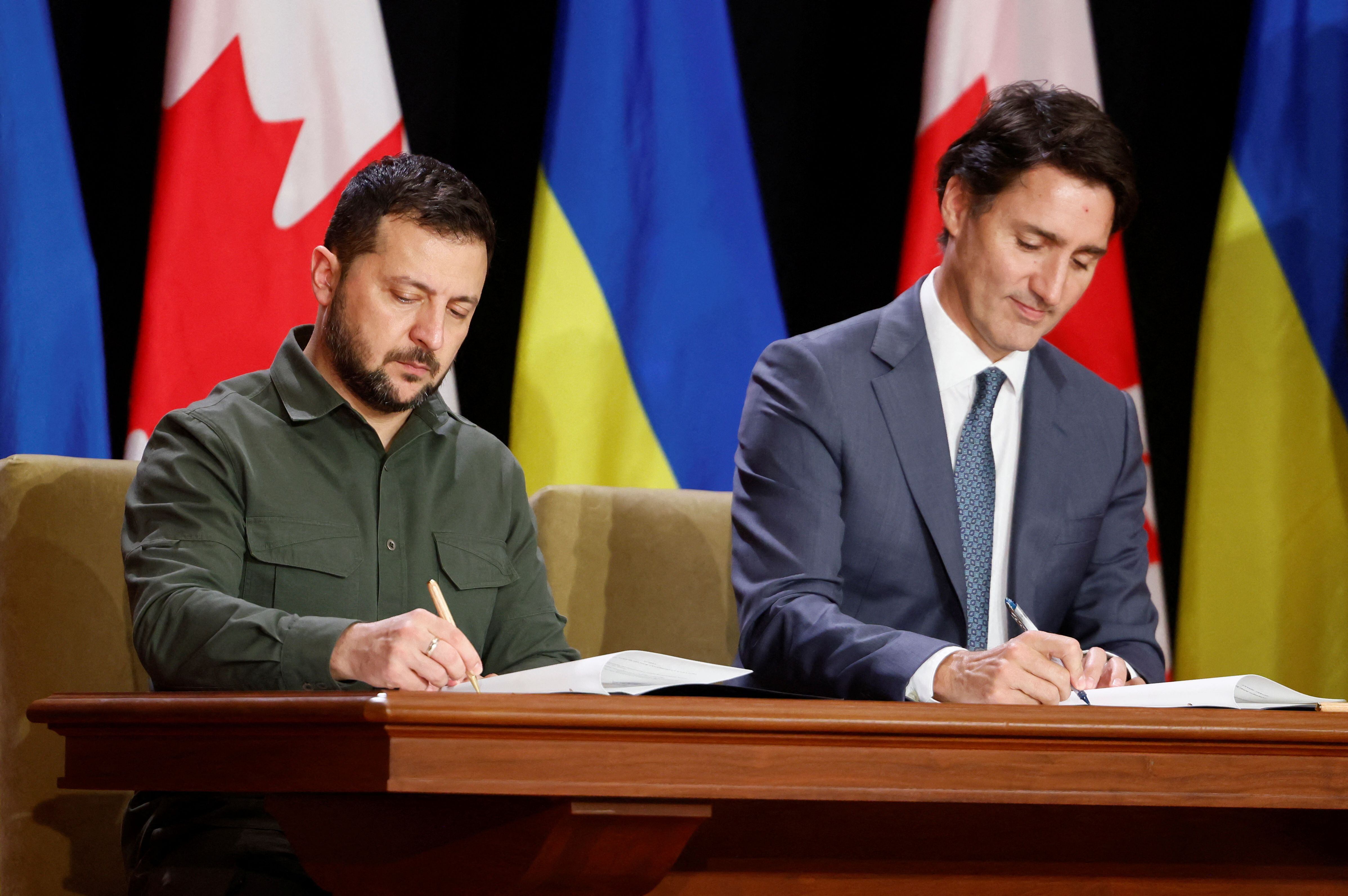 Ukraine's President Volodymyr Zelenskiy and Canadian Prime Minister Justin Trudeau sign a free trade agreement, in Ottawa, Ontario, Canada September 22, 2023. REUTERS/Blair Gable