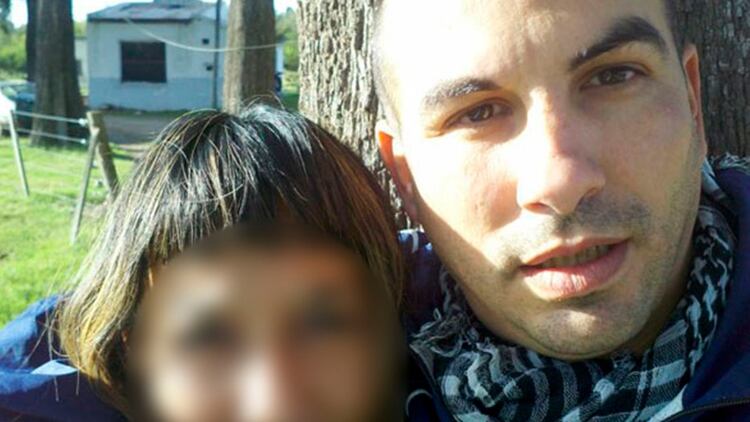 Tablado con su ex pareja, la mujer con la que tuvo mellizos y a la que amenazó de muerte. 