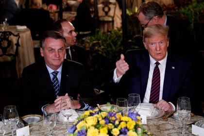 Imagen de archivo de los presidentes de EEUU, Donald Trump (derecha), y Brasil, Jair Bolsonaro, durante una cena en el centro vacacional de Mar-a-Lago, en Palm Beach, Florida, EEUU. 7 marzo 2020. REUTERS/Tom Brenner