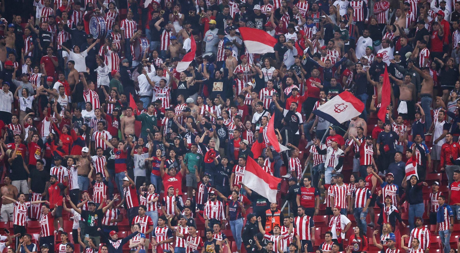 ¿Cancelación de vuelos? No hay problema, las Chivas llegan por tierra para enfrentar al América