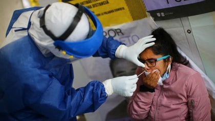 Foto de archivo. Un trabajador de salud con equipo de protección personal toma una muestra con un hisopo de una persona en un centro de salud local para realizar pruebas de la enfermedad por coronavirus (COVID-19), en el barrio de Tepito en la Ciudad de México, 1 de septiembre de 2020 REUTERS/Edgard Garrido