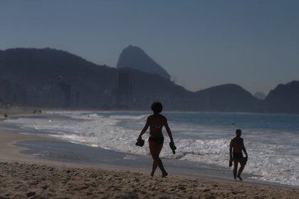 IMAGEN DE ARCHIVO. Personas caminan por la playa de Copacabana en medio de la pandemia de coronavirus, en Río de Janeiro, Brasil, Junio 2, 2020.  REUTERS/Pilar Olivares