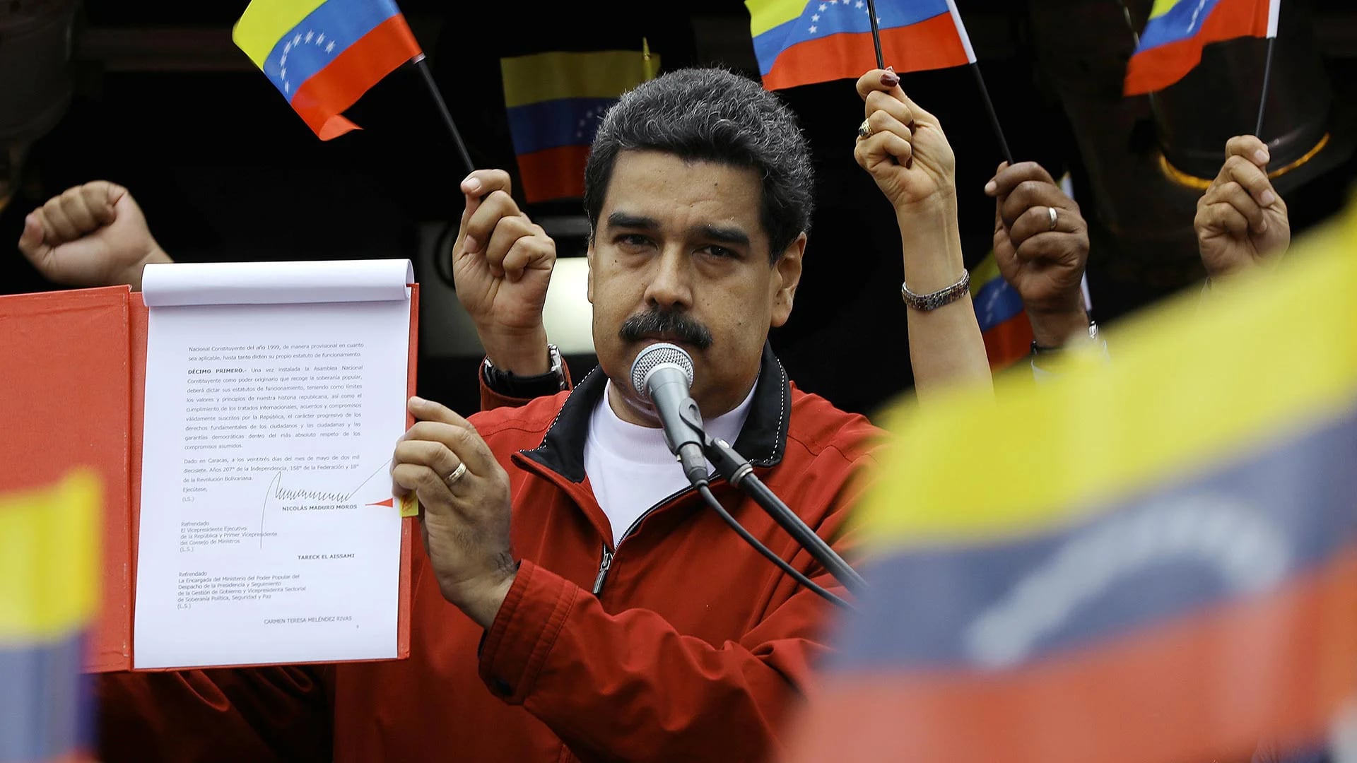 Nicolás Maduro muestra el documento que autoriza la Asamblea Constituyente (Reuters)