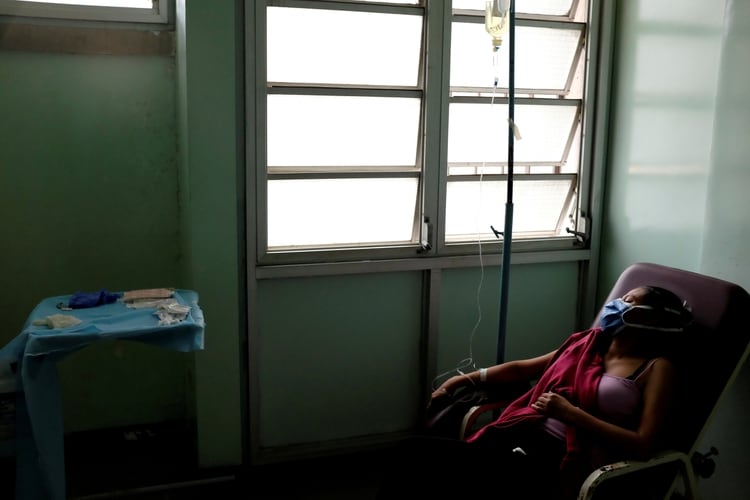 Advierten que el número de casos de coronavirus en Venezuela podría ascender a más de 200 en las próximas horas (REUTERS/Marco Bello/File Photo)