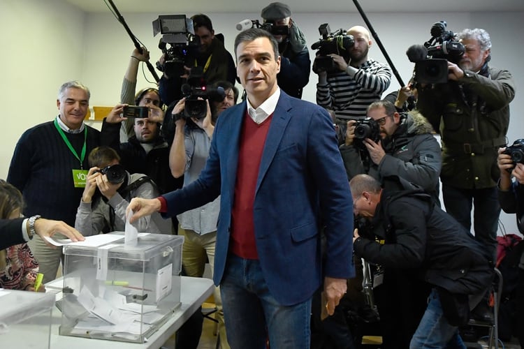 Pedro Sánchez deposita su voto (AFP)