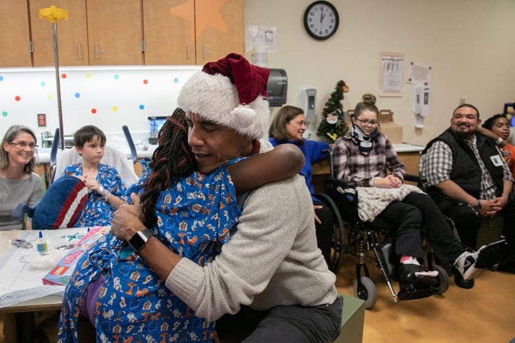 Barack Obama en el hospital de niños. (Photo by Chuck Kennedy / AFP)