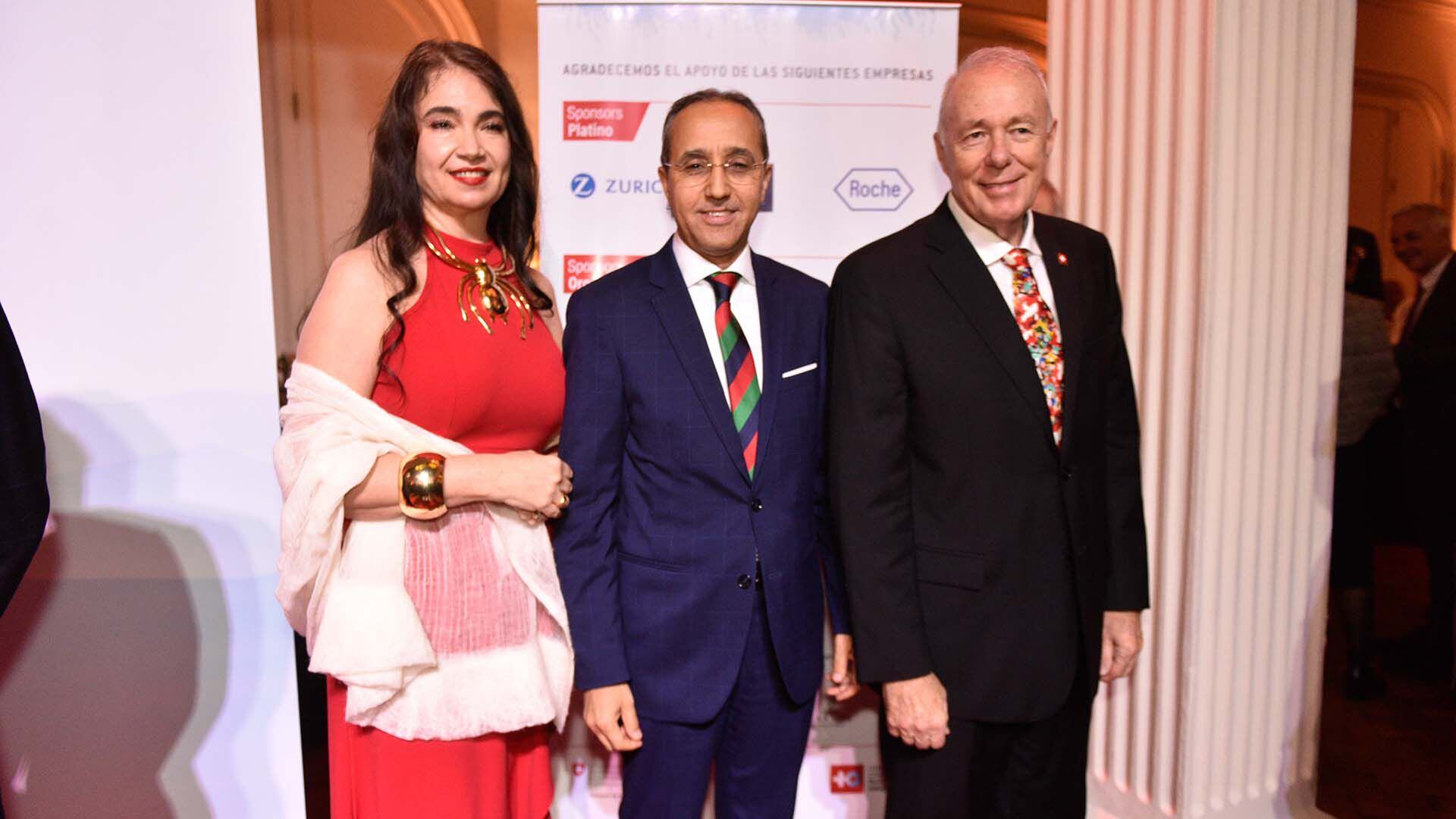 El embajador suizo y su esposa junto al embajador de Marruecos, Fares Yassir 