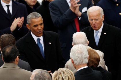 Barack Obama y Joe Biden, entonces presidente y vicepresidente salientes, en la ceremonia de inauguración de Trump (REUTERS/Kevin Lamarque/Foto de archivo)