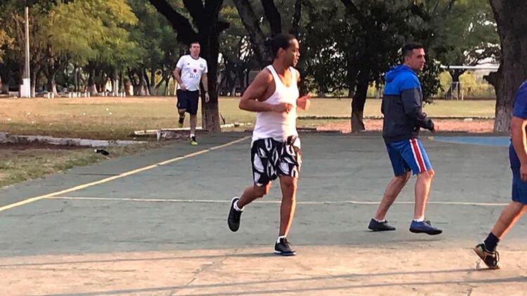 El ex jugador del Barcelona jugó al fútbol durante su detención (@edgar_cantero)