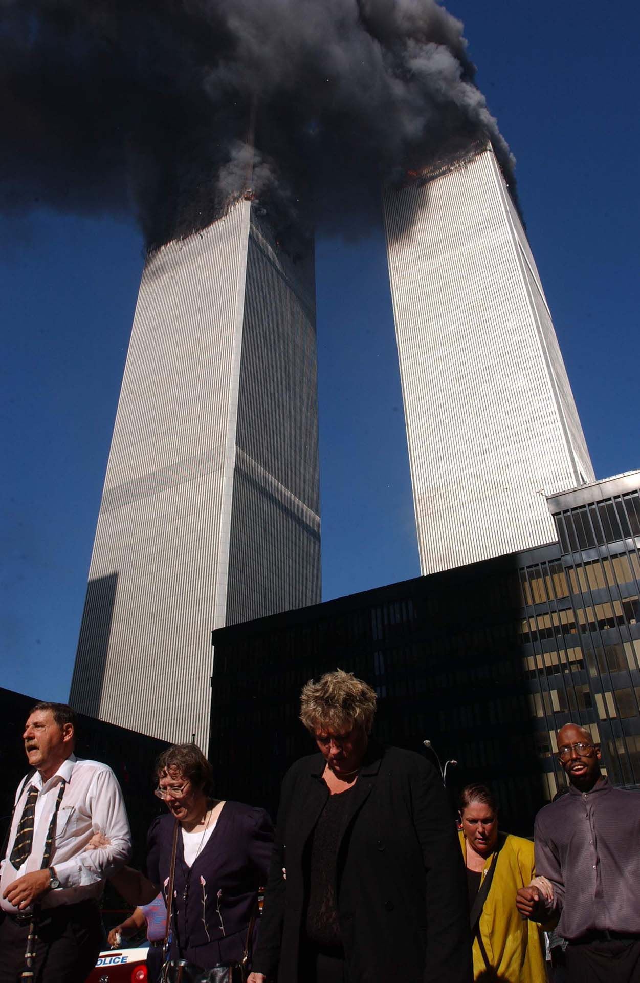 As pessoas fogem da área do World Trade Center antes dos edifícios desabarem.  Esta perspectiva é uma das mais icónicas: a queda da primeira e da segunda torres foi filmada deste ângulo.  (Foto: Spencer Platt/Getty Images)