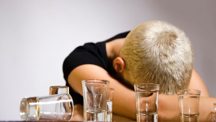 El alcohol es la droga legal más consumida entre los jóvenes (Getty)