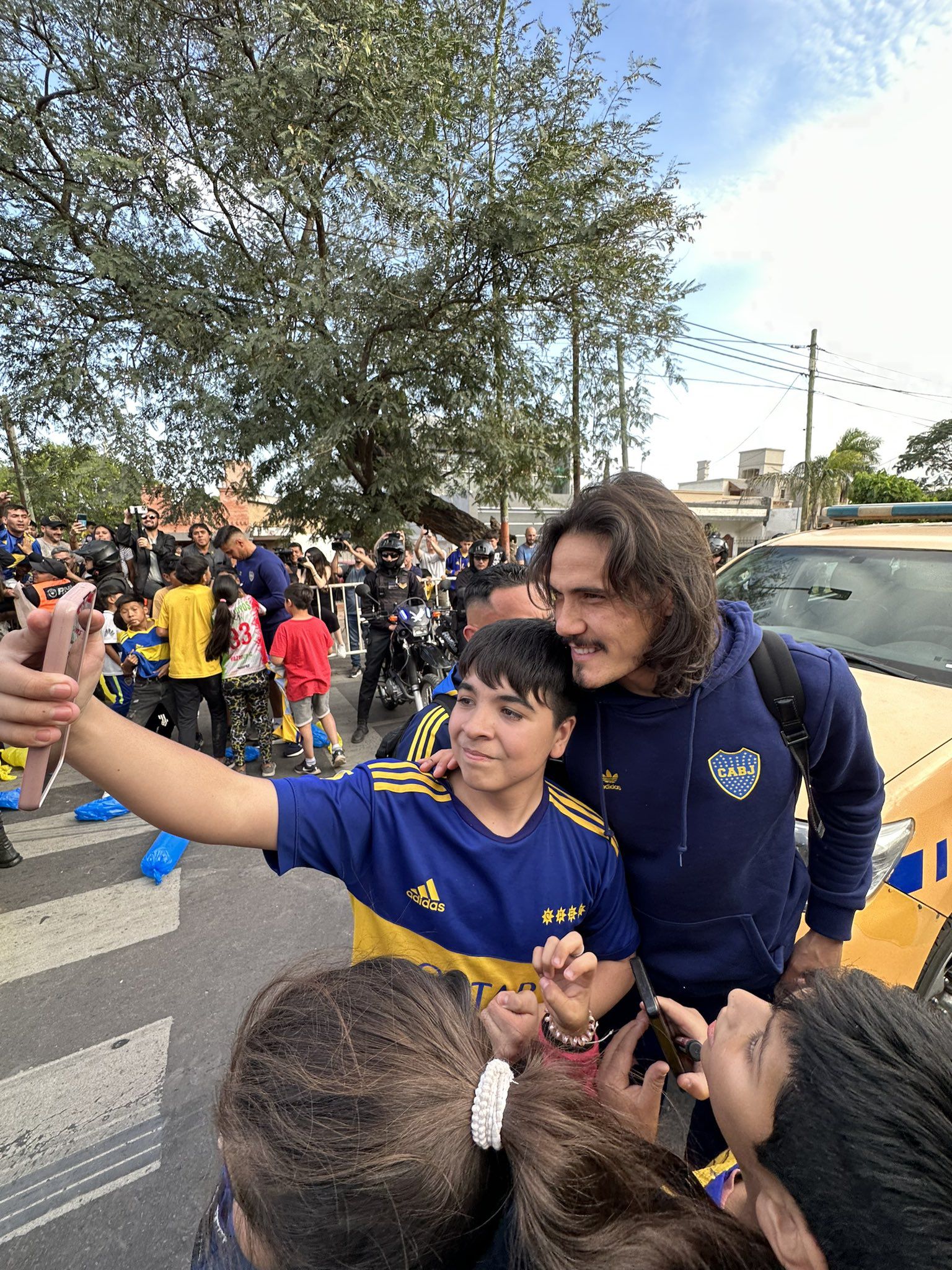 Edinson Cavani se sacó algunas fotos con los aficionados de Boca en Santiago del Estero (@BocaJuniors)