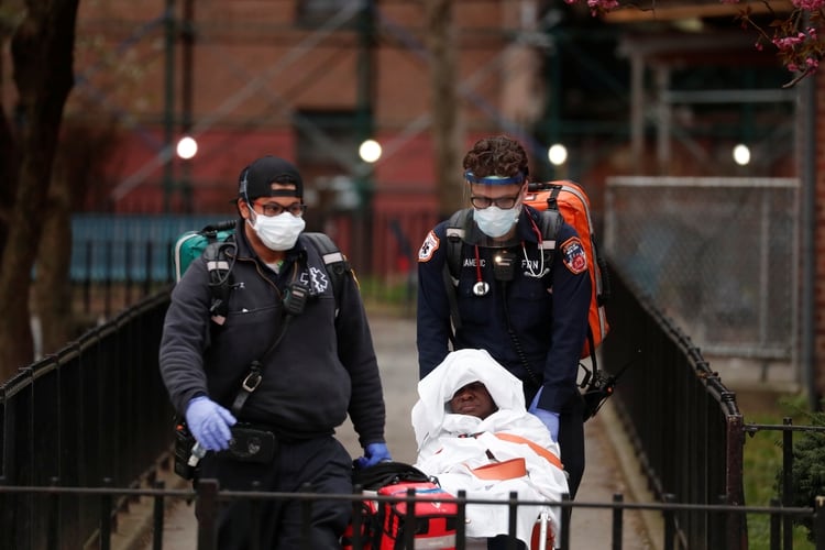Traslado de un paciente en Brooklyn, una de las zonas más afectadas en todo EEUU (Reuters)