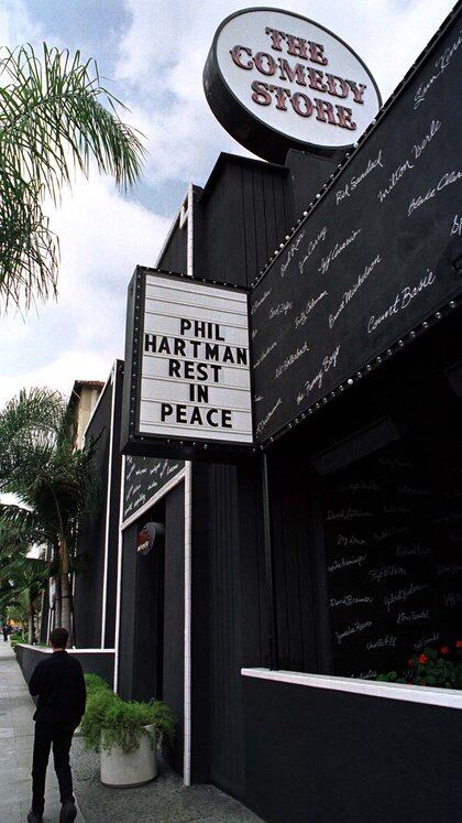 Un cartel fuera del Comedy Store de West Hollywood colocado al día siguiente que se supo del asesinado de Phil Hartman a manos de su esposa mientras dormía. SSM/HB/CLH/