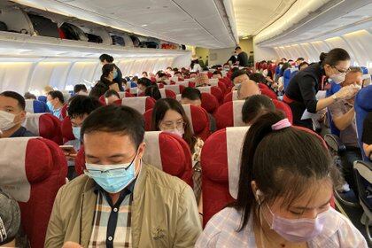 Aunque las autoridades de aviación de China no han hecho anuncios oficiales sobre los criterios de distancia social, las aerolíneas exigen a los pasajeros que lleven máscaras. (REUTERS/Martin Pollard)