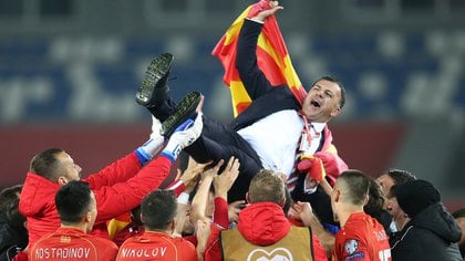 Soccer Football - Euro 2020 Playoff Final - Georgia v North Macedonia - Boris Paichadze Dinamo Arena, Tbilisi, Georgia - November 12, 2020 North Macedonia coach Igor Angelovski celebrates with players after the match REUTERS/Irakli Gedenidze     TPX IMAGES OF THE DAY