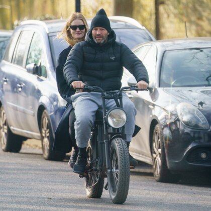 Jason Statham y Rosie Huntington-Whiteley dieron un divertido paseo por las calles de Londres. La pareja lo hizo a bordo de una bicicleta eléctrica (Fotos: The Grosby Group)